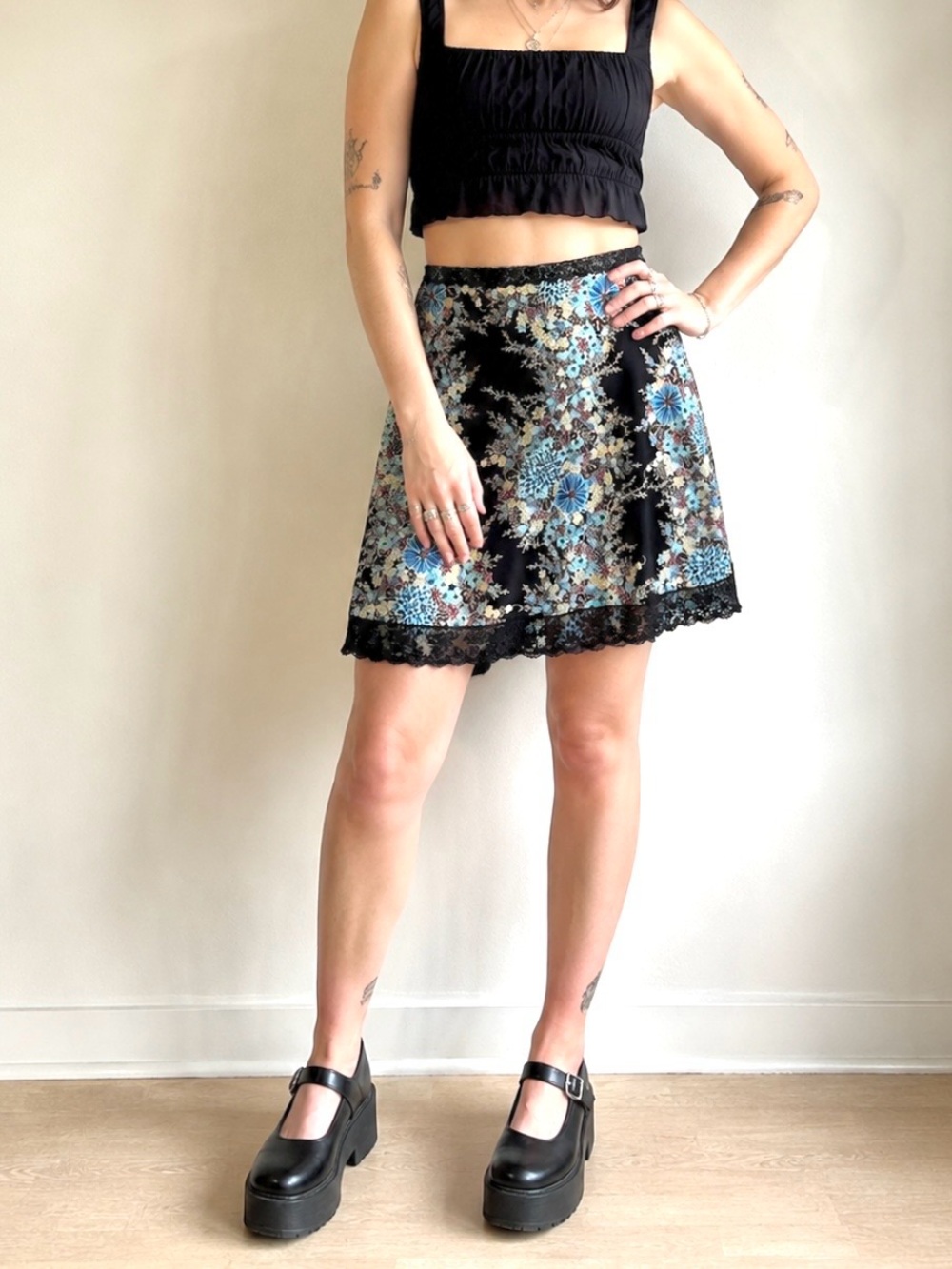 Vintage Y2K 2000s Whimsygoth Floral Lace Trim A-Line Mini Skirt in Black & Blue